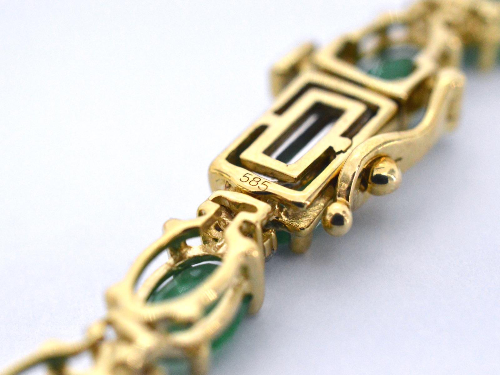 Halskette aus Gelbgold mit Diamanten und Smaragd im Angebot 1