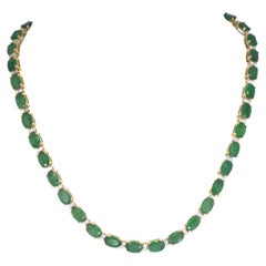 Halskette aus Gelbgold mit Diamanten und Smaragd