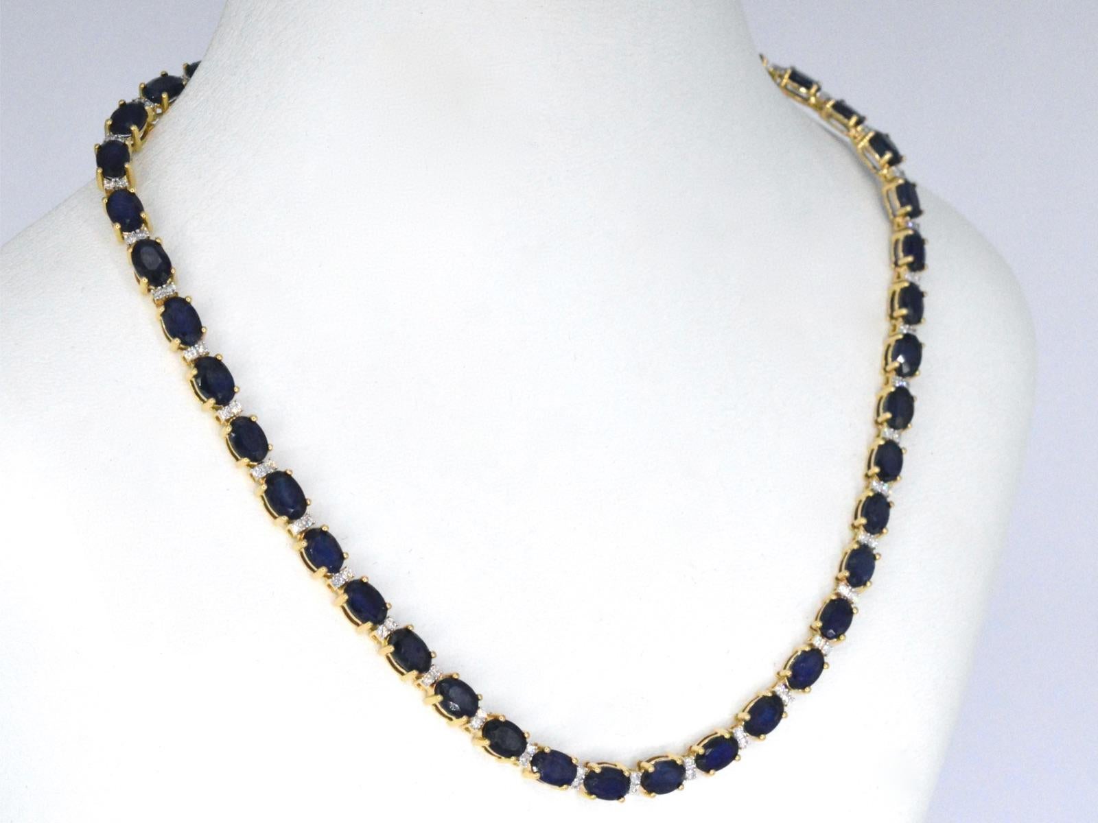 Halskette aus Gelbgold mit Diamanten und Saphiren (Baguetteschliff) im Angebot