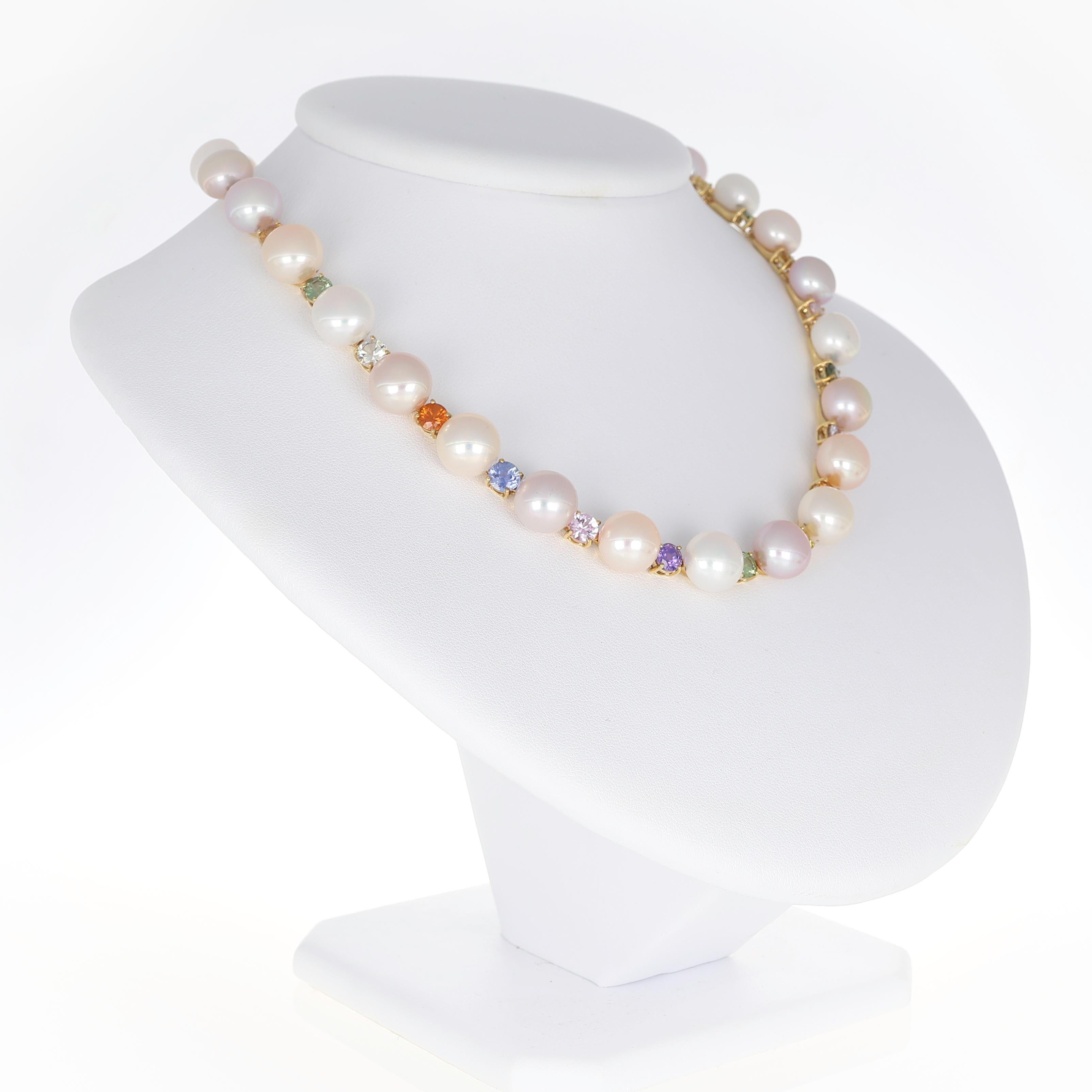 Taglio brillante Collana in oro giallo con perle e zaffiri multicolori in vendita