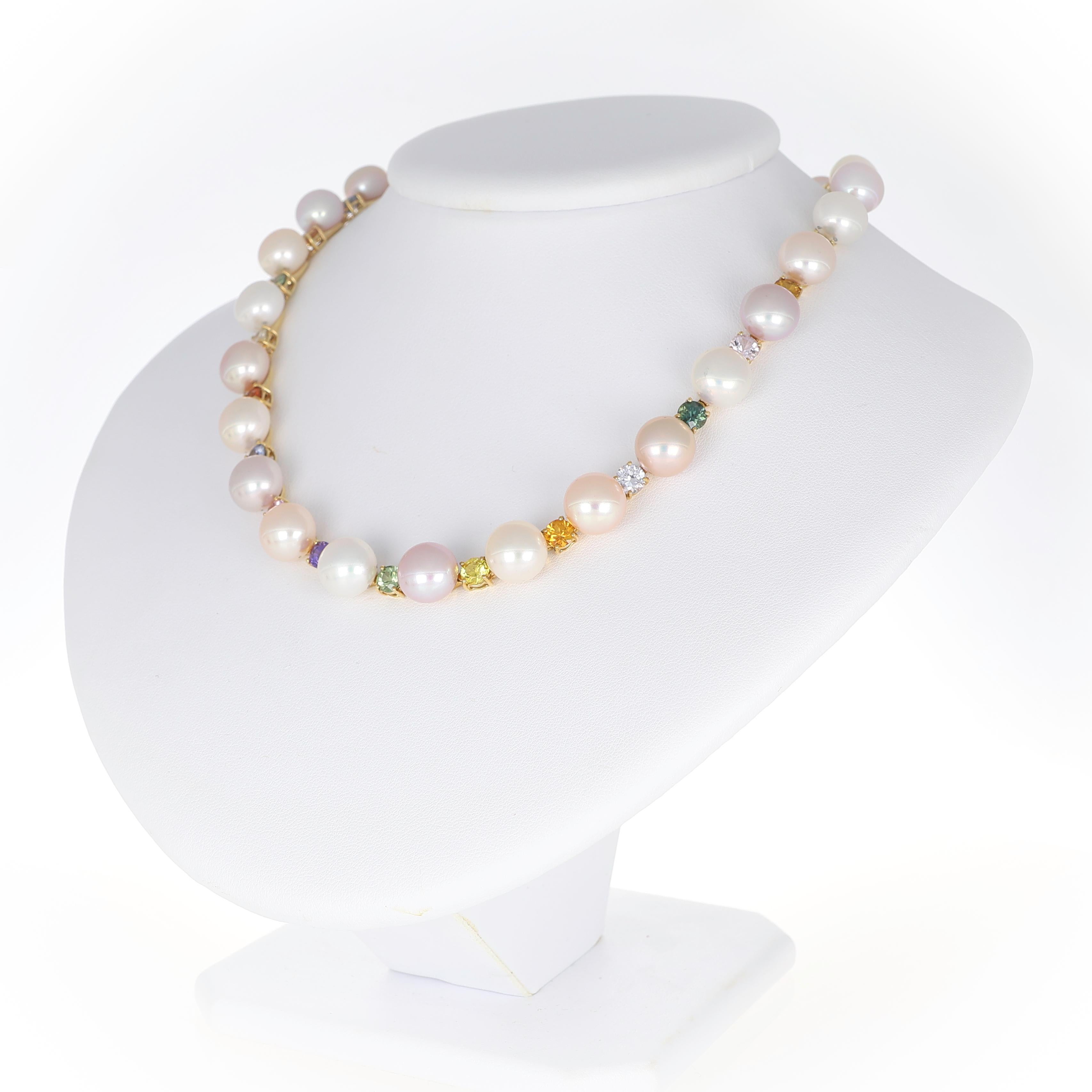 Collana in oro giallo con perle e zaffiri multicolori In condizioni Nuovo in vendita a Bergamo, BG
