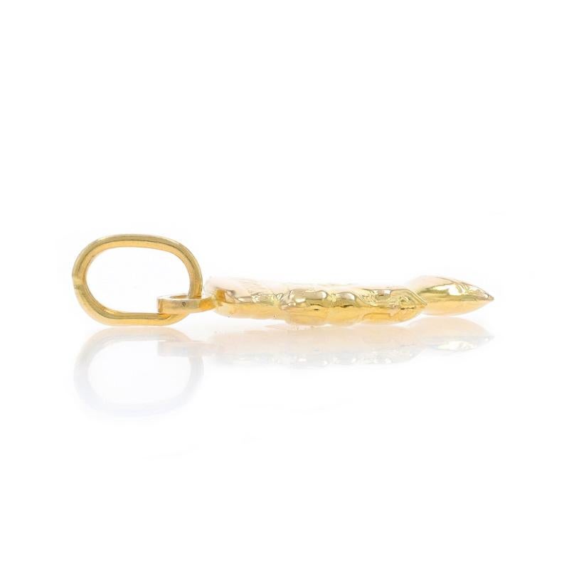 Yellow Gold Nefrertiti Pendant - 14k Egyptian Royalty In condizioni ottime in vendita a Greensboro, NC