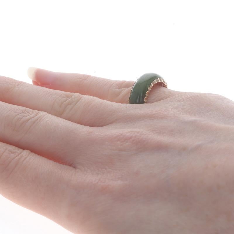 Yellow Gold Nephrite Jade Vintage Eternity Band - 14k Scallop Ring Sz 4 1/4 In Excellent Condition For Sale In Greensboro, NC