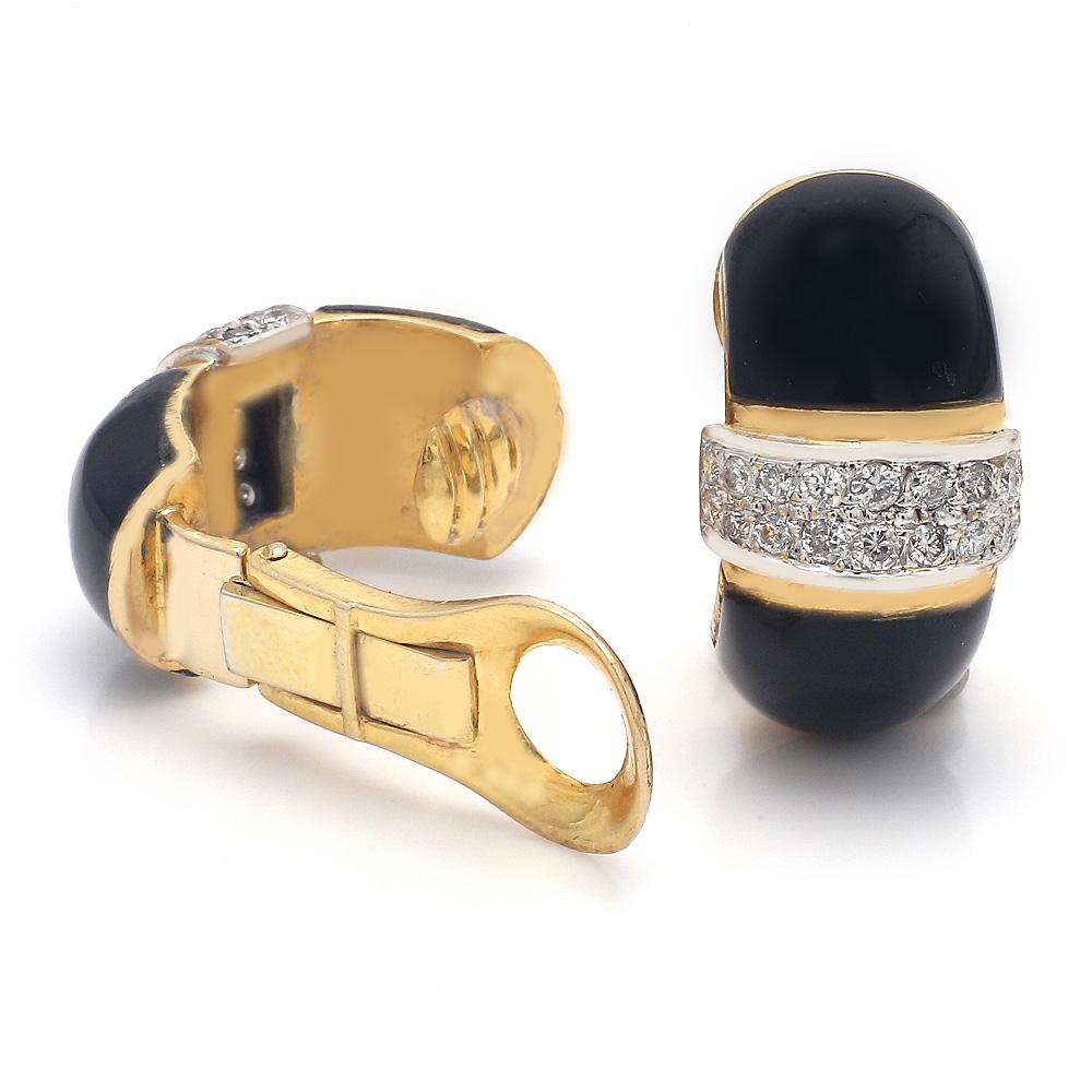 Boucles d'oreilles non percées en or jaune avec diamants ronds de taille brillant et onyx

Ces élégantes boucles d'oreilles non percées en or jaune sont ornées de diamants ronds de taille brillant et d'accents en onyx, créant un contraste saisissant
