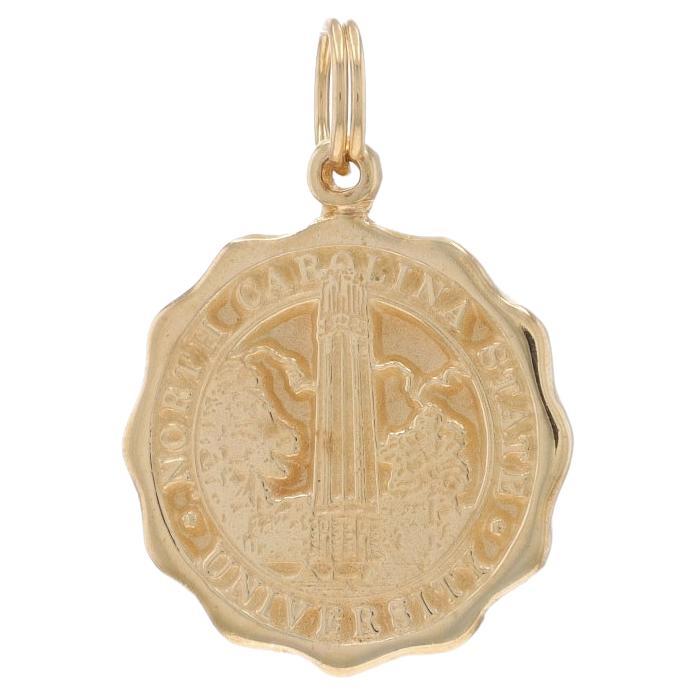 Charm en or jaune avec le sceau de l'Université d'État de Caroline du Nord - 10k Raleigh, NC State en vente
