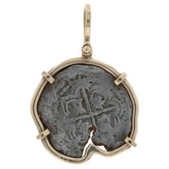Ciondolo con moneta incorniciata in oro giallo Nuestra Senora De Atocha 14k, manufatto spagnolo