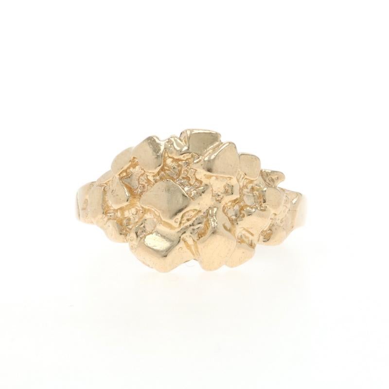 Taille : 6 1/4
Frais de taille : Up&Up 2 tailles pour $35 ou Down 2 tailles pour $35

Contenu du métal : Or jaune 14k

Thème : Pépite
Caractéristiques : Texture pépite

Mesures

Hauteur de la face (du nord au sud) : 15/32