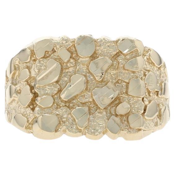 Bague pour homme en or jaune avec pépite - 10k Textured en vente