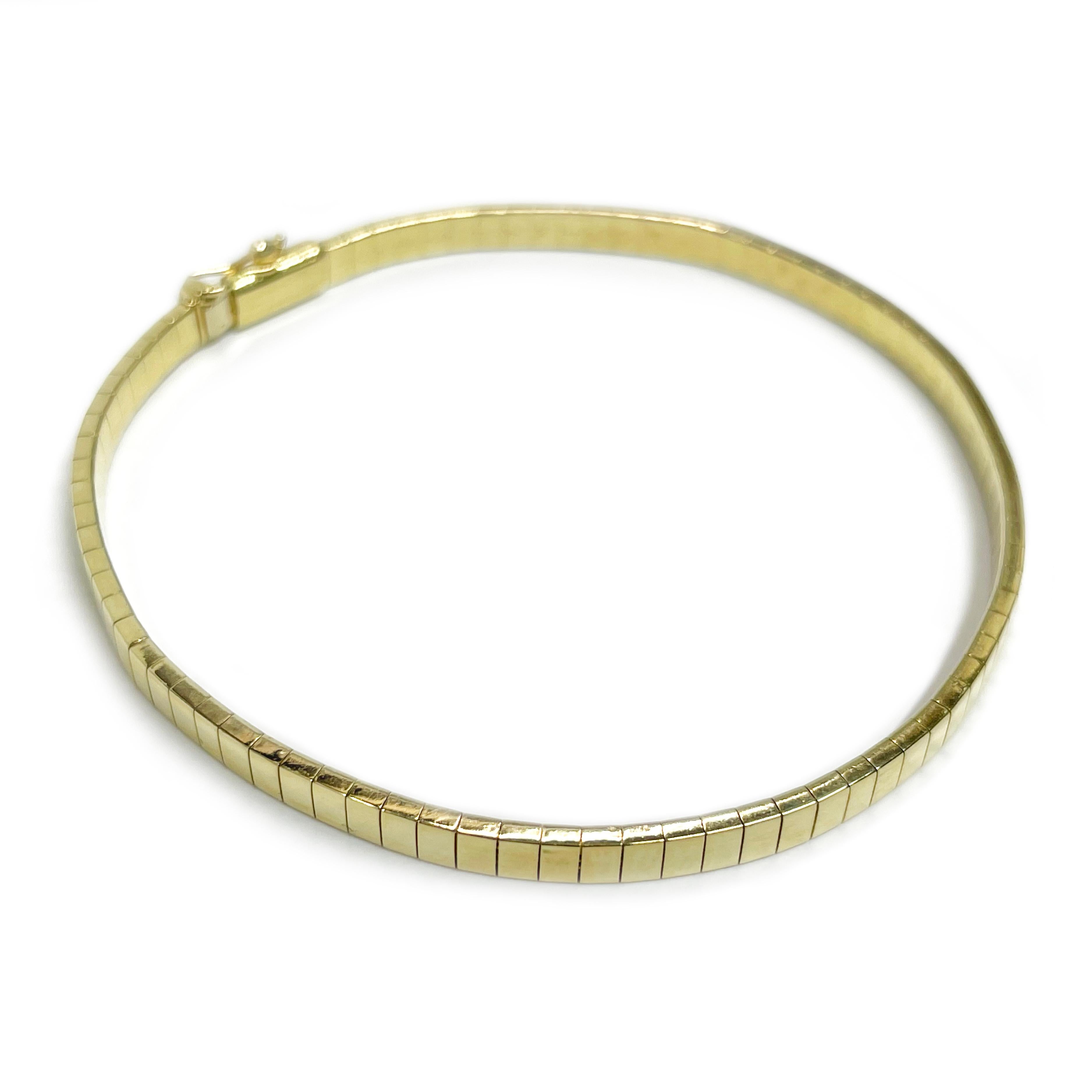 Bracelet Omega en or jaune 14 carats. Le bracelet a une finition lisse et brillante. Le bracelet mesure 3,5 mm de large et 7 pouces de long. Il est doté d'une fermeture en boîte et d'un huit de sécurité. L'inscription 14K ITALY est estampillée sur