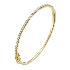 Bangle in oro giallo con una fila di diamanti