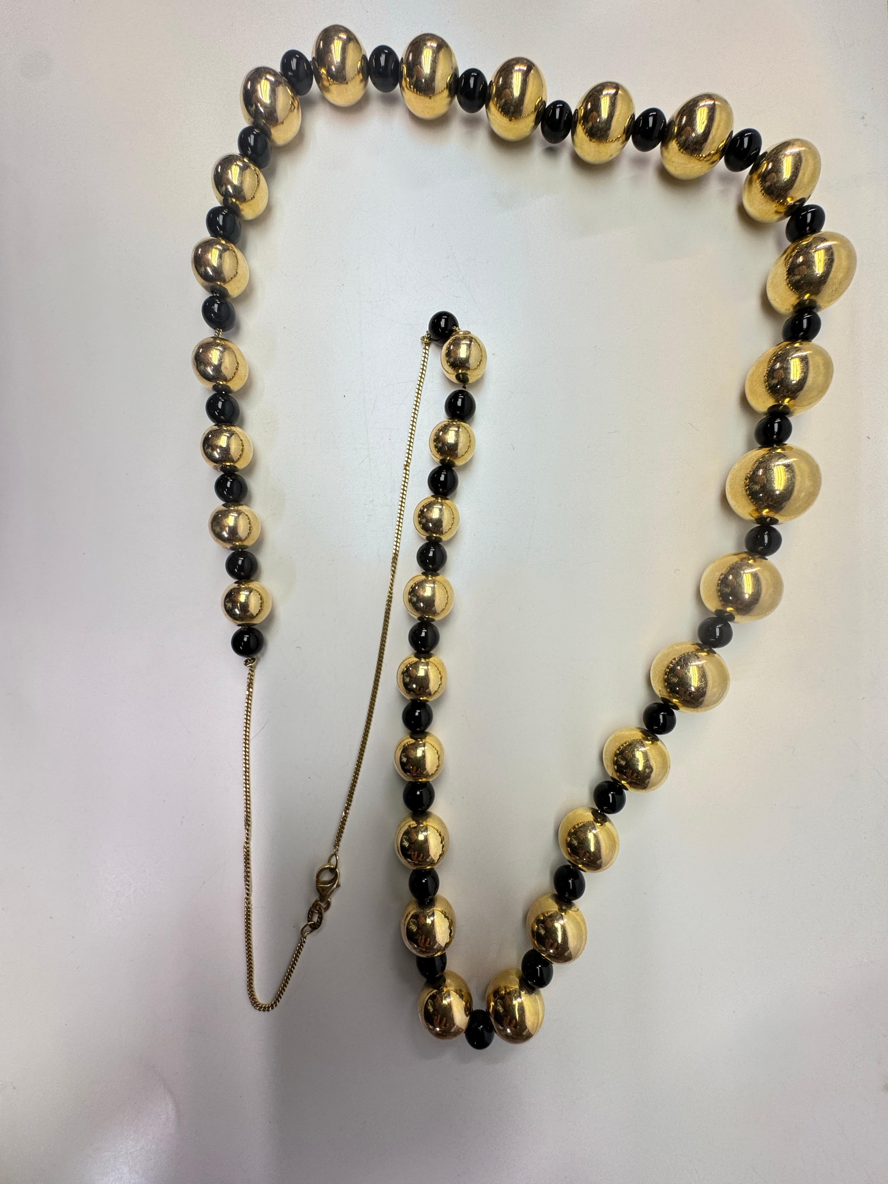 Collana con perline in oro giallo e onice in vendita 1