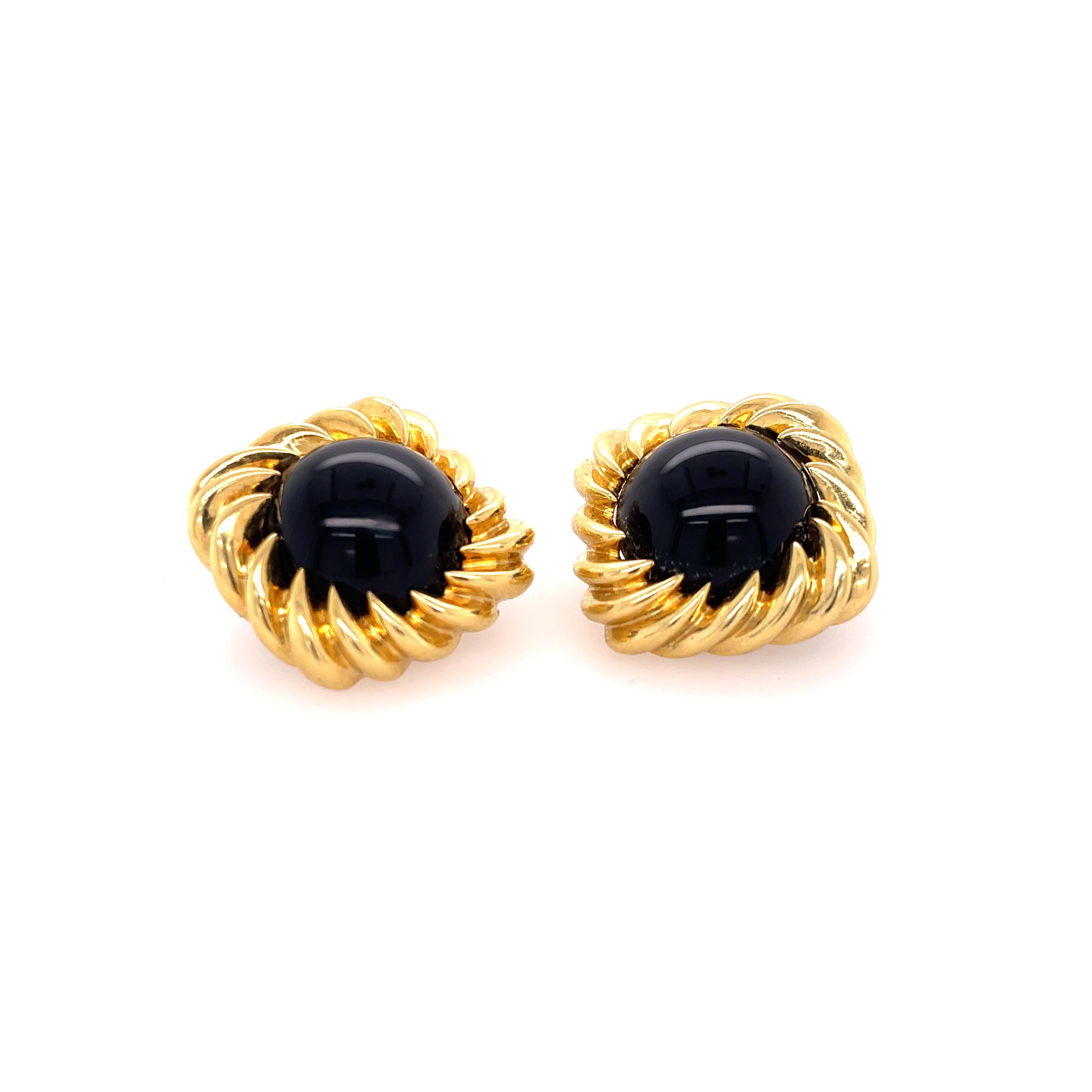 Onyx clip-on earrings in 18K yellow gold. Stamped 750 SBMC.


