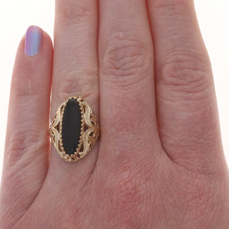 Taglio ovale Anello solitario con cocktail di onice in oro giallo - 10k Scrollwork in vendita