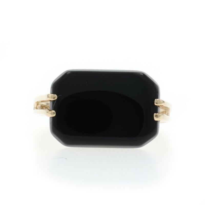 Anello solitario con cocktail di onice in oro giallo 14k