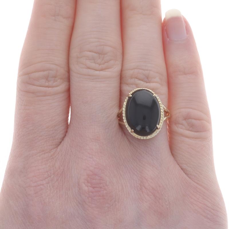 Oval Cut Yellow Gold Onyx Cocktail Solitaire Ring - 14k Oval Cabochon Rope Border For Sale