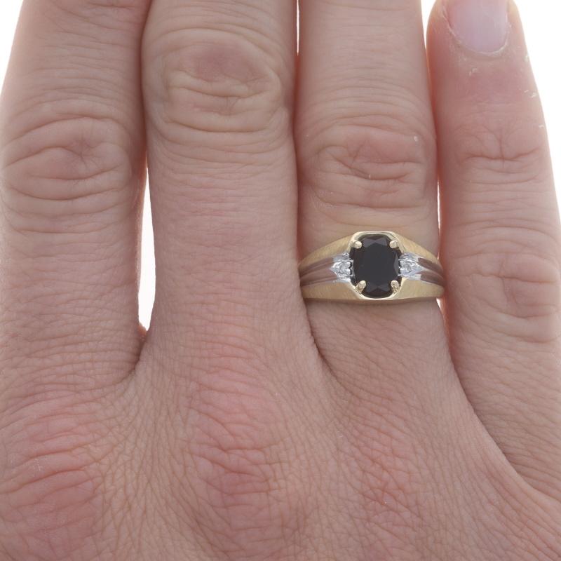 Herrenring aus Gelbgold mit Onyx und Diamant - 10k Oval, gebürstet (Ovalschliff)