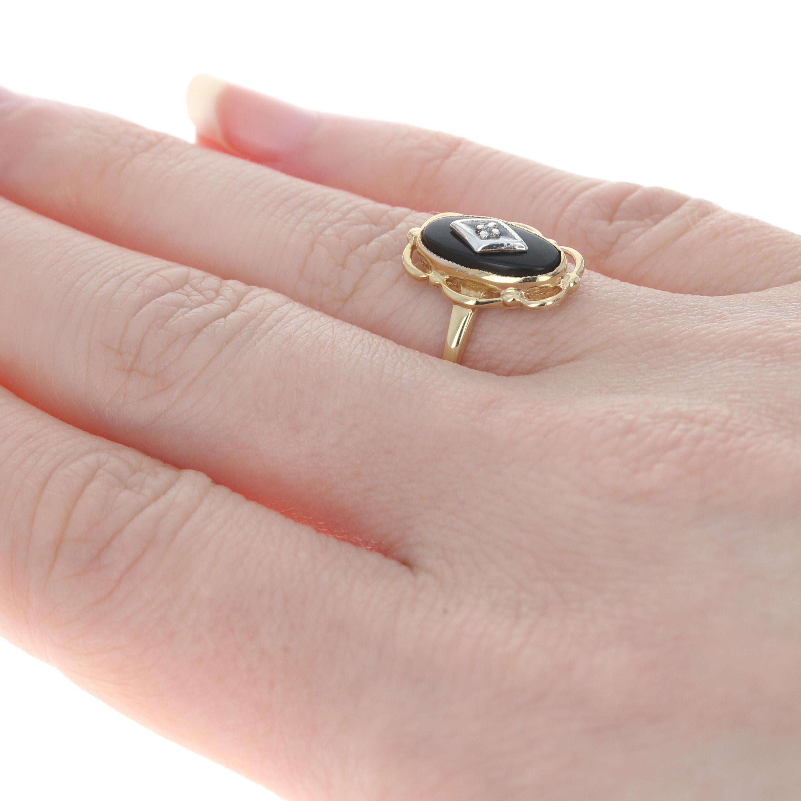 Yellow Gold Onyx & Diamond Ring, 10k Milgrain In Excellent Condition In Greensboro, NC