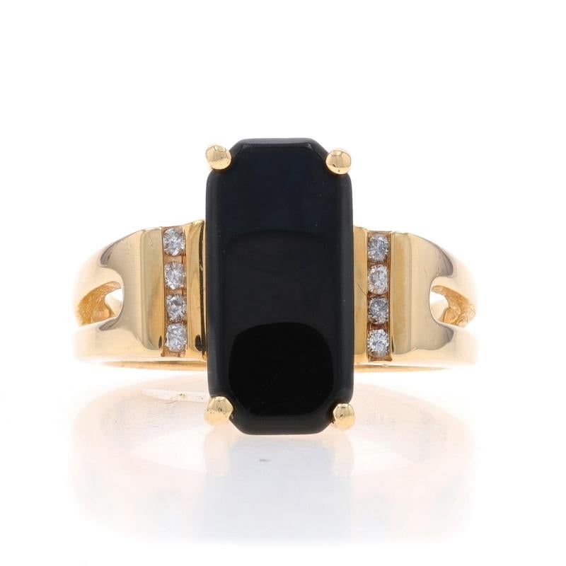Taille : 6
Frais de taille : Up&Up 2 tailles pour $40 ou Down 1 taille pour $40

Contenu du métal : Or jaune 14k

Informations sur les pierres

Onyx naturel
Couleur : Noir

Diamants naturels
Carat(s) : .08ctw
Coupe : Brillant rond
Couleur : G -