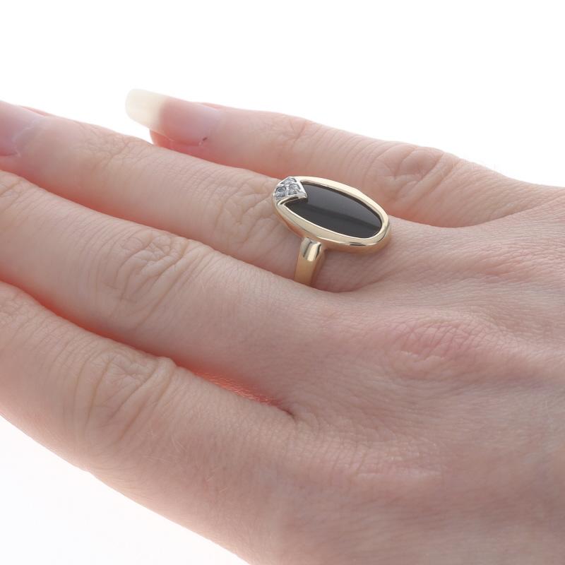Round Cut Yellow Gold Onyx & Diamond Ring - 14k For Sale
