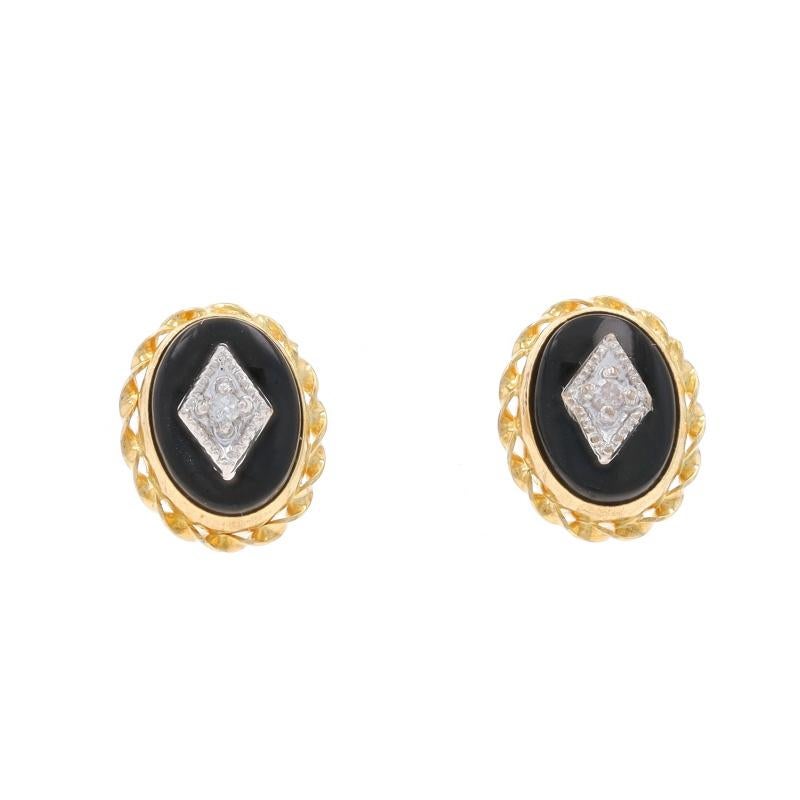 Contenu métallique : Or jaune 14k et or blanc 14k

Informations sur les pierres

Onyx naturel

Diamants naturels
Carat(s) : .02ctw
Coupe : Simple
Couleur : G - H
Clarté : Si2 - I1

Style : Goujon
Type de fermeture : Fermeture