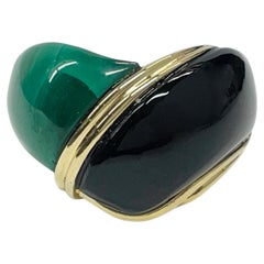 Bague en or jaune avec cabochon d'onyx et malachite