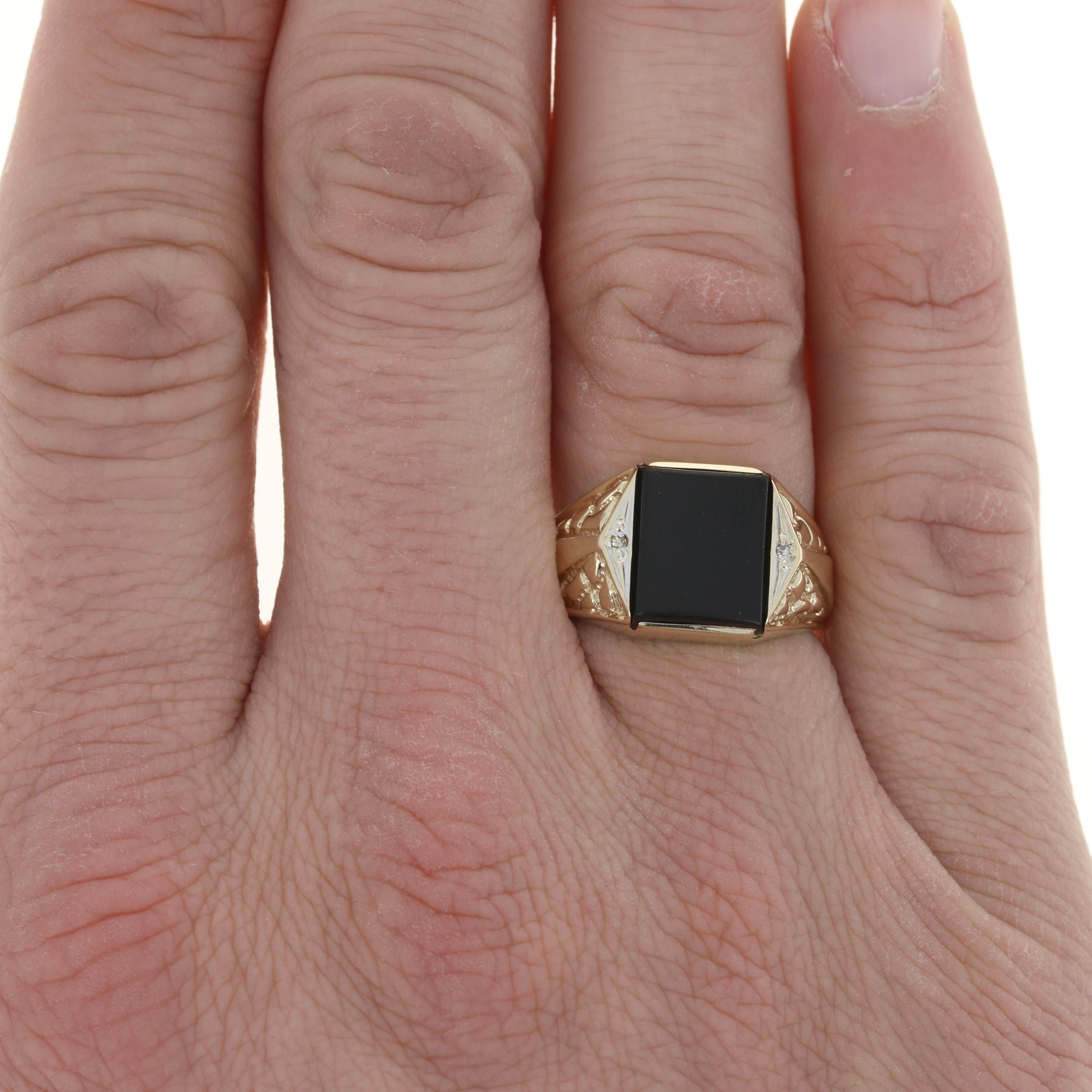Yellow Gold Onyx & Diamond Men's Ring, 10k Nugget Texture In Excellent Condition In Greensboro, NC