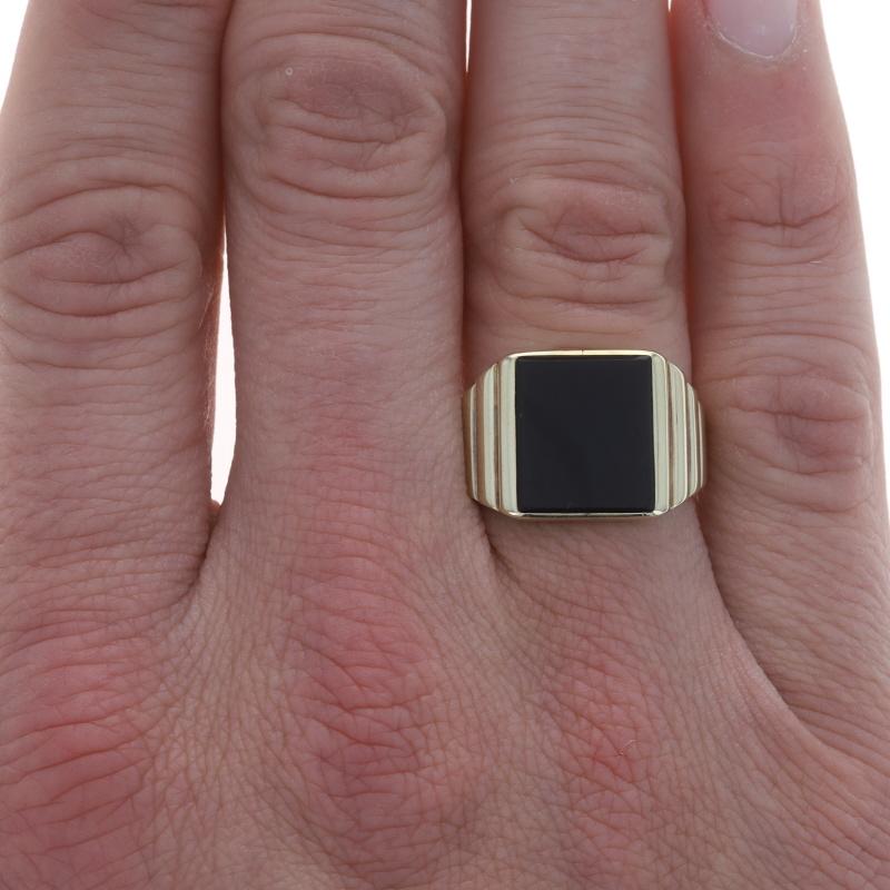 Size: 9 1/2

Metal Content: 14k Yellow Gold

Stone Information

Natural Onyx
Color: Black
Size: 13.6mm x 11.7mm

Style: Solitaire
Features: Ribbed Shoulder Detailing

Measurements

Face Height (north to south): 19/32