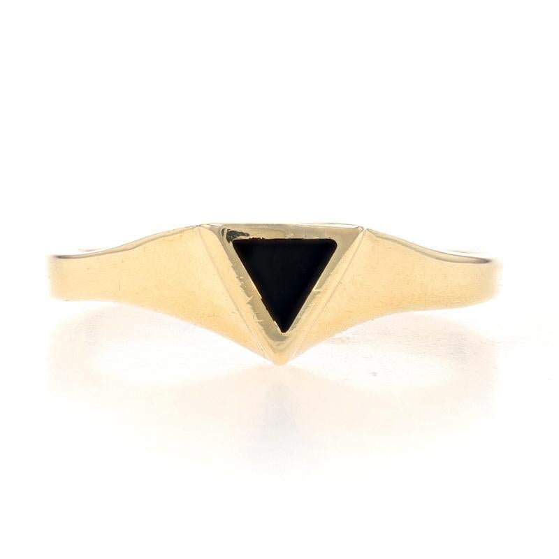 Größe: 7
Gebühr für Größenanpassung: 2 Größen hoch für $35 oder 1 Größe runter für $35

Metallgehalt: 14k Gelbgold

Informationen zu Stein
Natürlicher Onyx
Farbe: Schwarz

Stil: Solitär
Thema: Dreieck, Geometrisch

Messungen
Höhe der Oberfläche (von