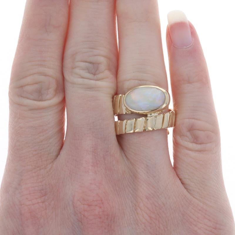 Gelbgold Opal Cocktail Solitär Bypass Ring - 14k Oval Cab 3,08ct Lünette Set (Ovalschliff) im Angebot