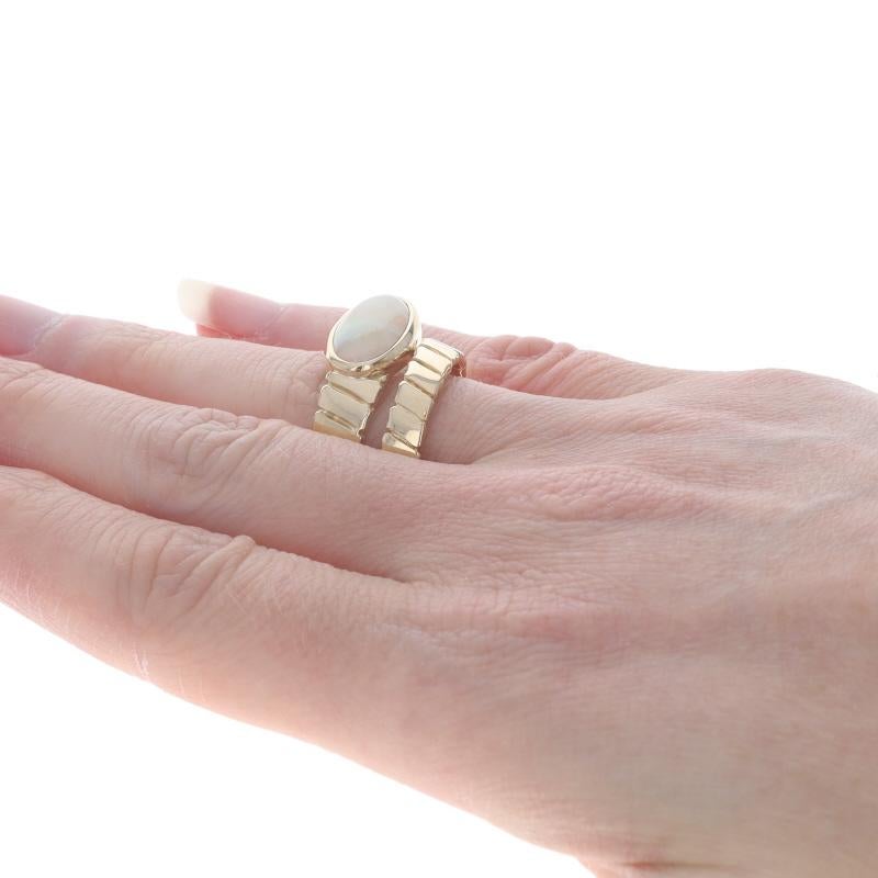 Gelbgold Opal Cocktail Solitär Bypass Ring - 14k Oval Cab 3,08ct Lünette Set Damen im Angebot