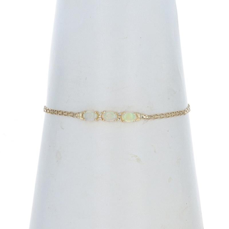 Metallgehalt: 14k Gelbgold

Informationen zu Stein

Natürliche Opale
Karat(e): .72ctw
Schliff: Ovaler Cabochon

Natürliche Diamanten
Schliff: Runder Brillant
Steinnote: (vier kleine Akzente)

Karat gesamt: .72ctw

Stil: Drei-Stein mit Akzenten
