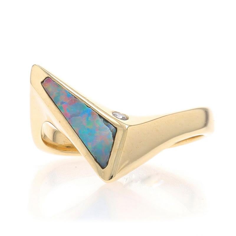 Taille : 6

Contenu du métal : Or jaune 14k

Informations sur les pierres

Opale naturelle
Coupe : Incrustation

Diamant naturel
Carat(s) : .03ct
Coupe : Simple
Couleur : H
Clarté : VS1

Style : Solitaire avec Accent Bypass
Thème :