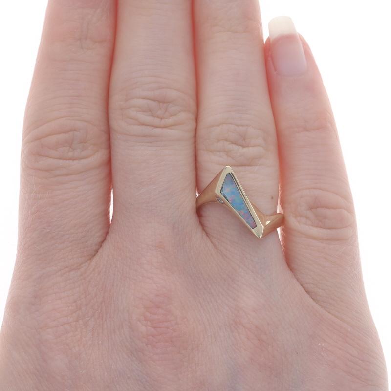 Taille simple Bague bypass géométrique incrustée en or jaune avec opale et diamants, 14 carats en vente