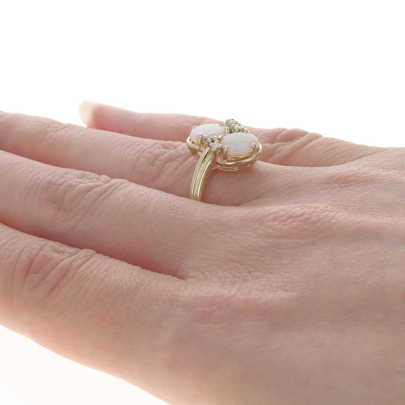 Bague bypass en or jaune opale diamant - 14k Cabochon ovale .74ctw Two-Stone Pour femmes en vente