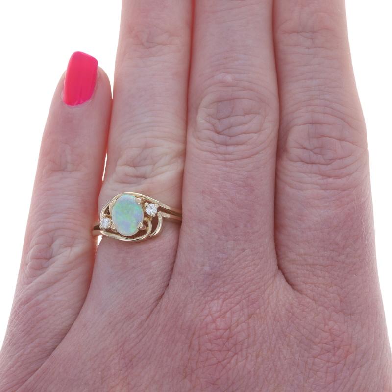 Taglio ovale Anello bypass con diamante Opale in oro giallo 14k Cabochon ovale .80ctw in vendita