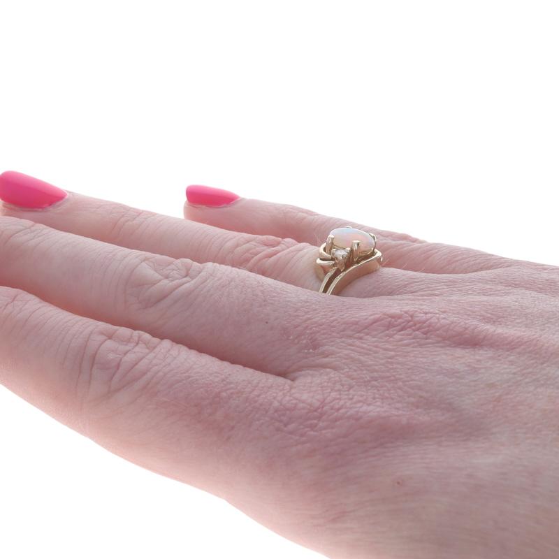 Donna Anello bypass con diamante Opale in oro giallo 14k Cabochon ovale .80ctw in vendita