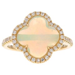 Bague Quatrefoil Cab en or jaune 14 carats avec opale et halo de diamants, fleur 2,03 carats, taille 7 1/4