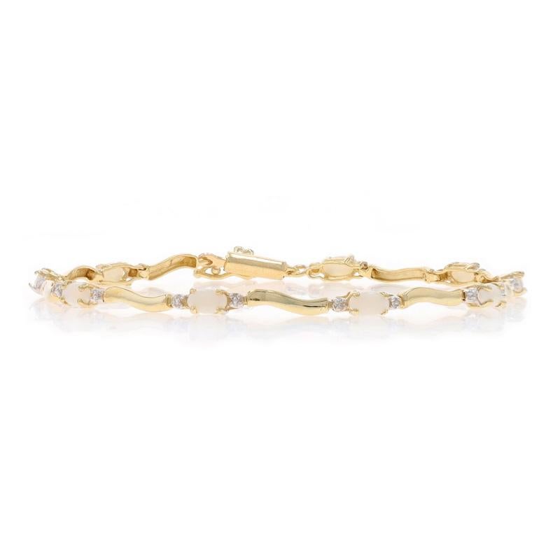 Contenu métallique : Or jaune 10k et or blanc 10k

Informations sur les pierres

Opales naturelles
Carat(s) : 1.76ctw
Coupe : Cabochon ovale

Diamants naturels
Carat(s) : (2) petit
Coupe : Simple

Total des carats : 3.76ctw

Style : Lien
Type de