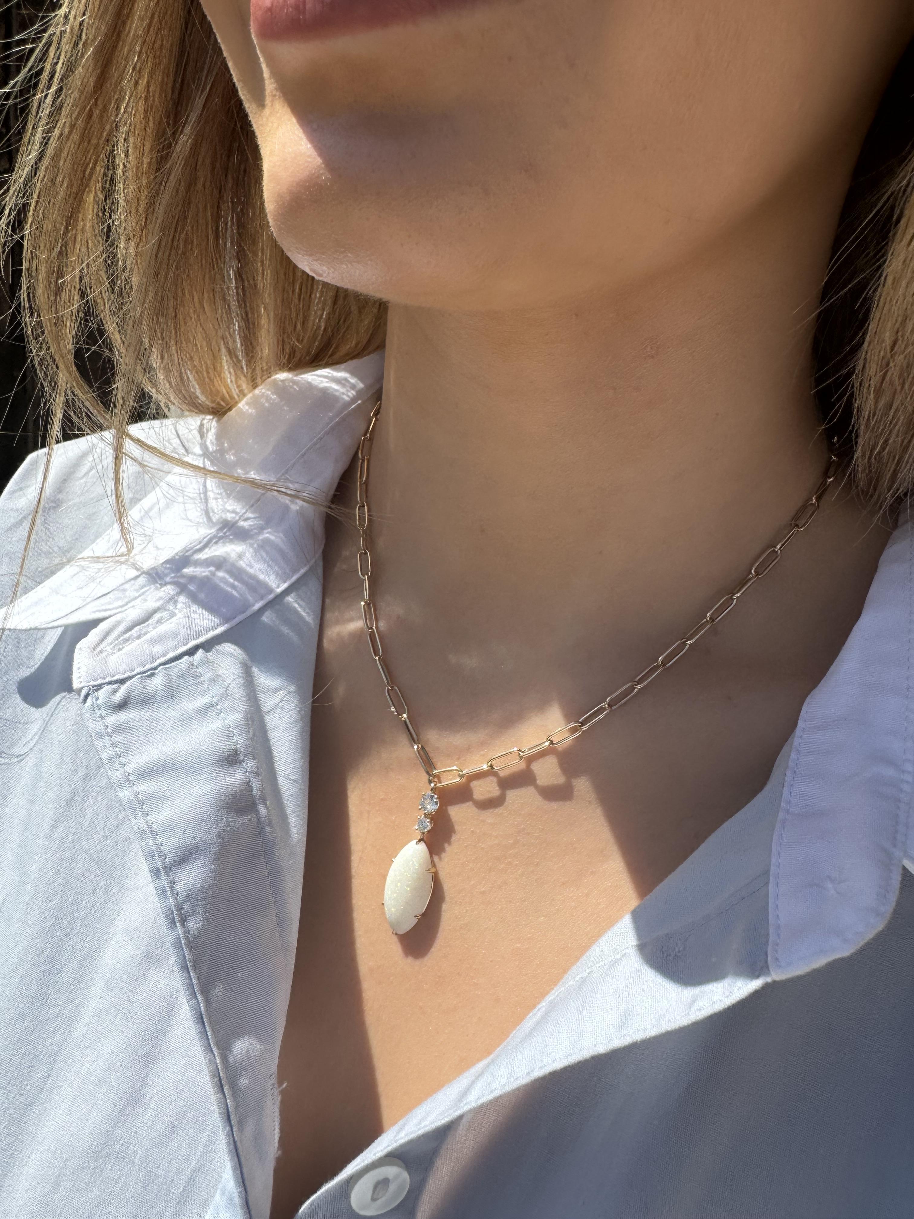 Nous adorons la combinaison unique d'opale et de diamants sur cette chaîne de trombones !

Détails du collier
Matériau : Or jaune 14K
Largeur de la chaîne : 3,5 mm
Longueur du pendentif : 1 1/4 pouce
Largeur du pendentif : 3/8 pouces
Poids : 11.2