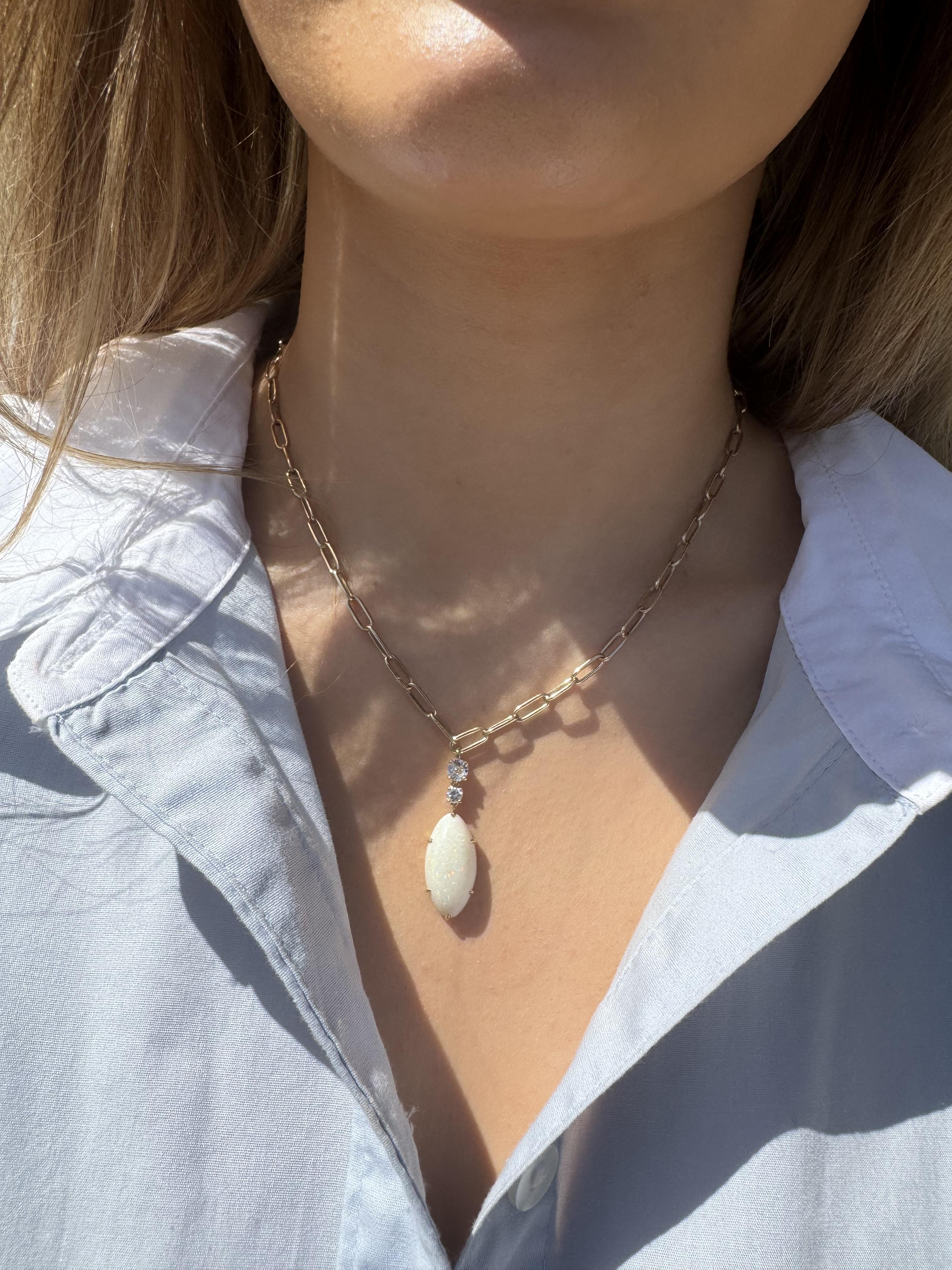 Taille cabochon Collier chaîne Paperclip en or jaune, opale et diamants en vente