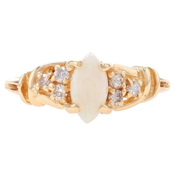 Ring aus Gelbgold mit Opal und Diamant - 14k Marquise Cabochon .52ctw