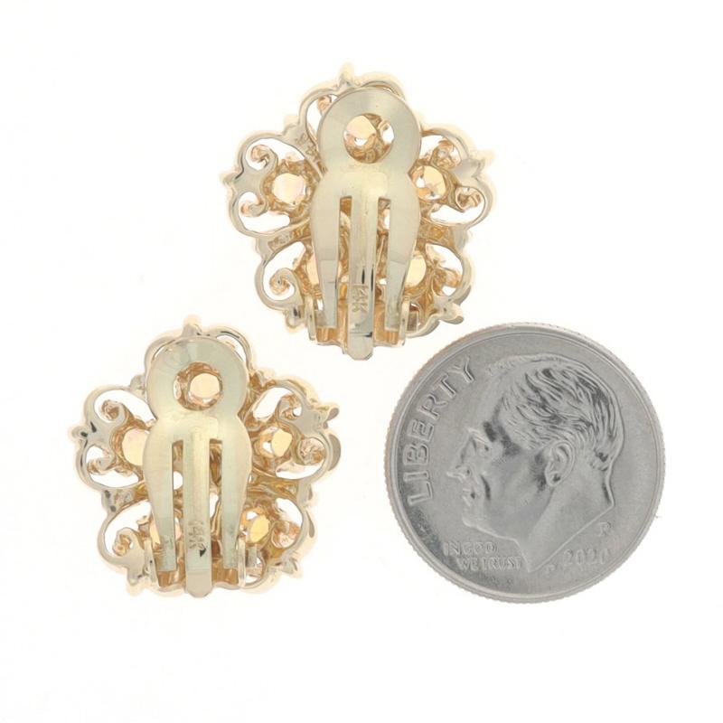 Pendientes grandes de oro amarillo con ópalo 14k Cabujón .25ctw Flores de pergamino con clip Corte redondo en venta