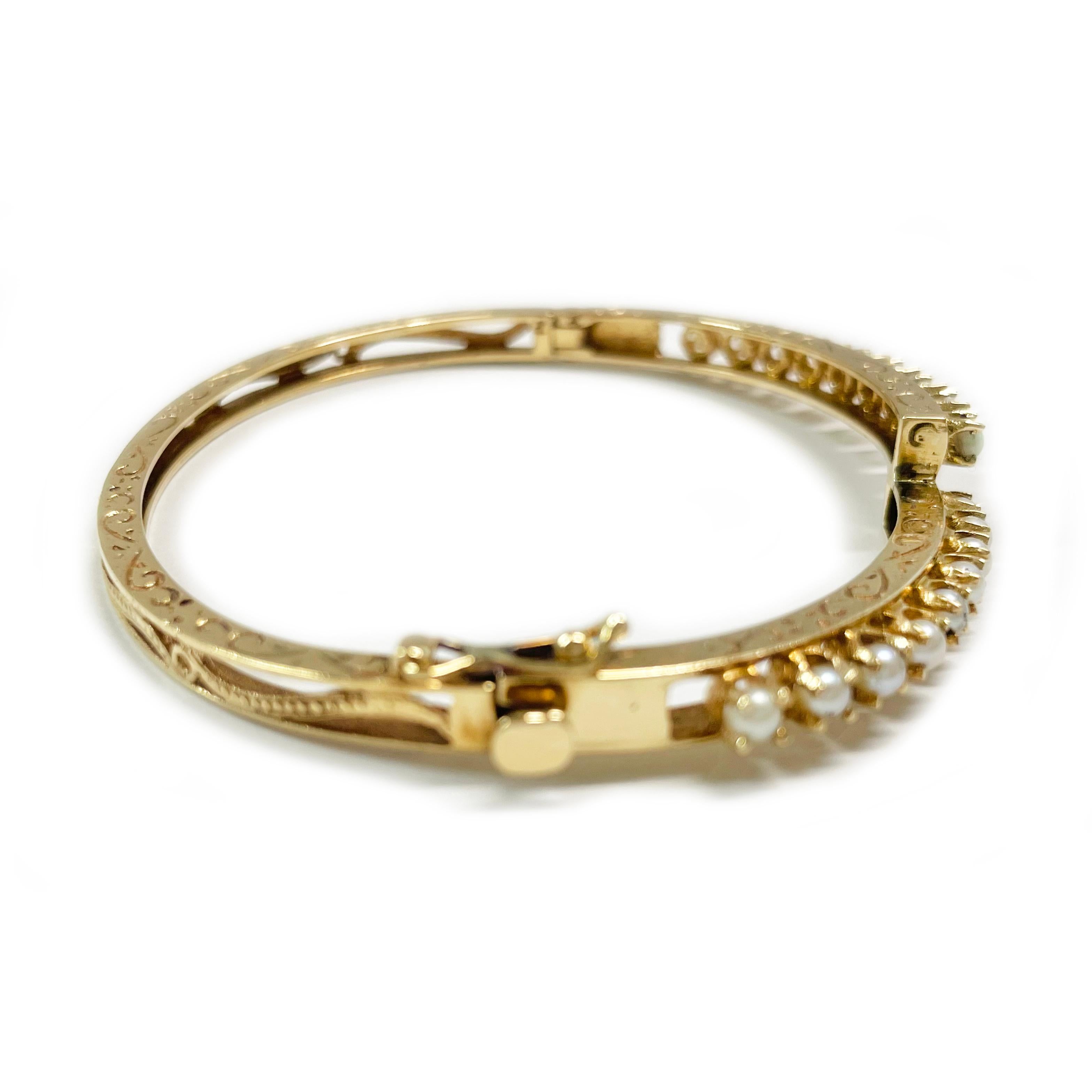 14 Karat Gelbgold Opal Perle Scharnier Armreif Armband. Der Armreif aus den 1950er Jahren ist mit neun Perlen und neun Opalen in Bypass-Fassung besetzt. Die Perlen und Opale sind 3,1 mm groß. Das Armband hat ein Scharnier, einen Kastenverschluss mit