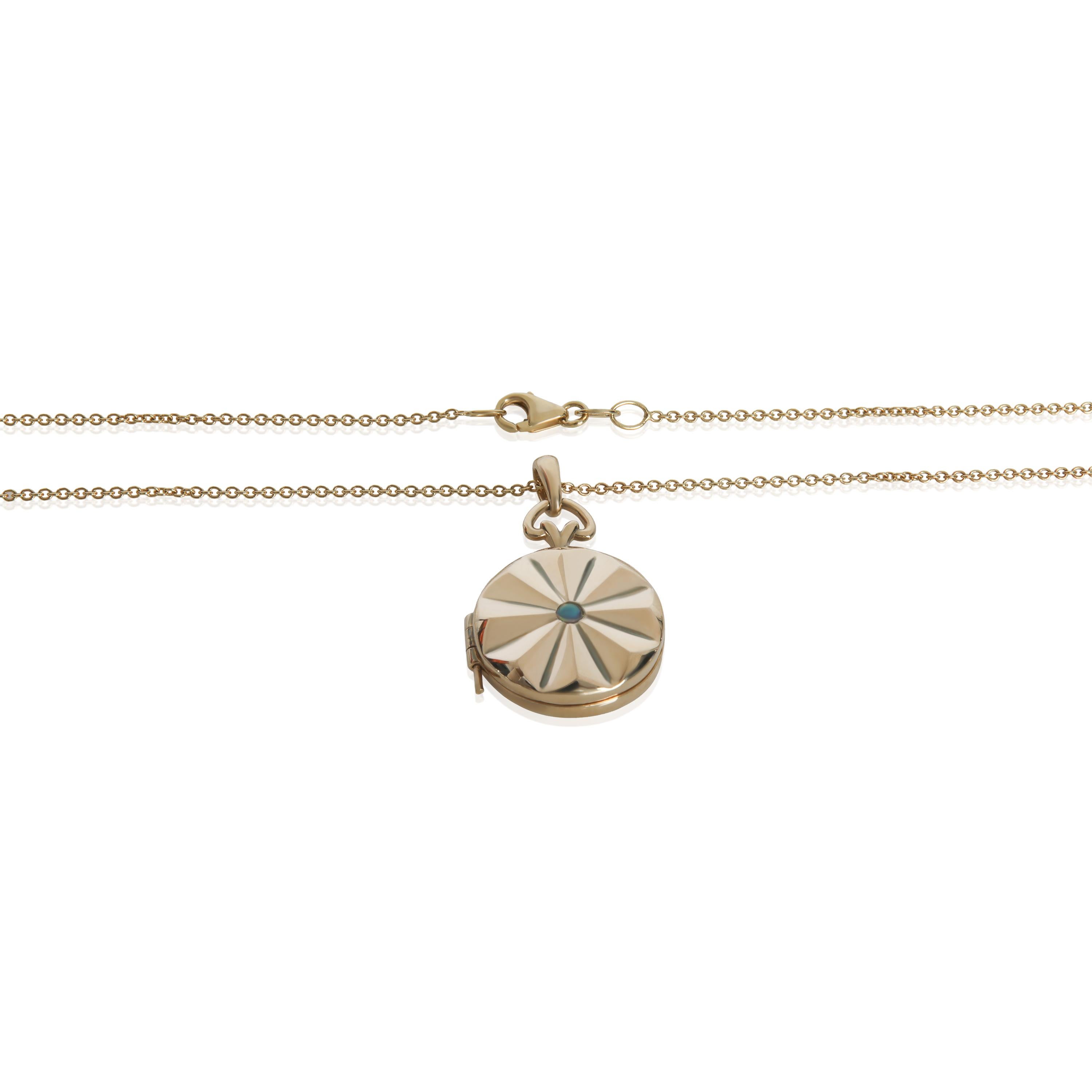 Pendentif médaillon rond en or jaune avec opale Excellent état - En vente à New York, NY