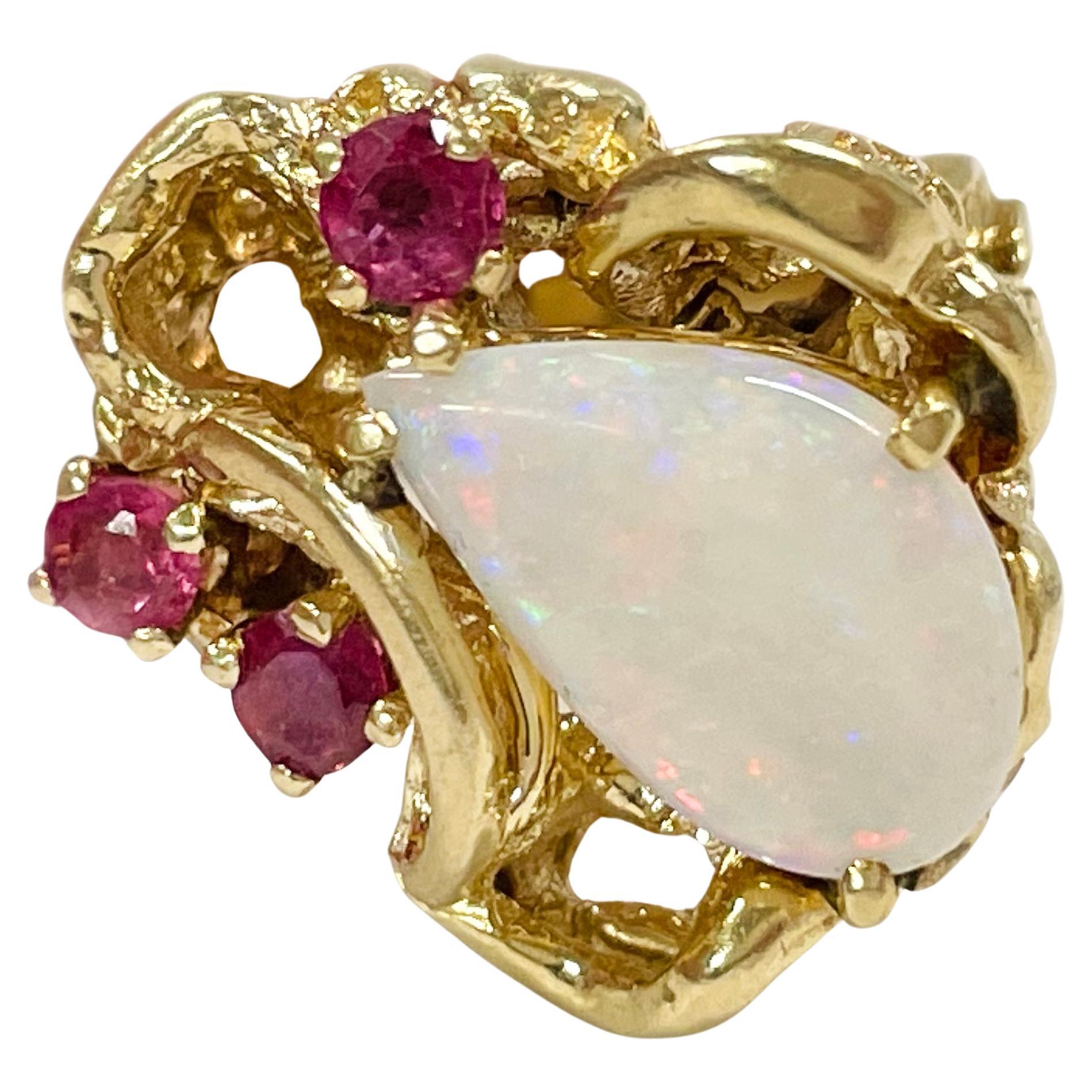 Ring aus Gelbgold mit Opal und Rubin im Angebot