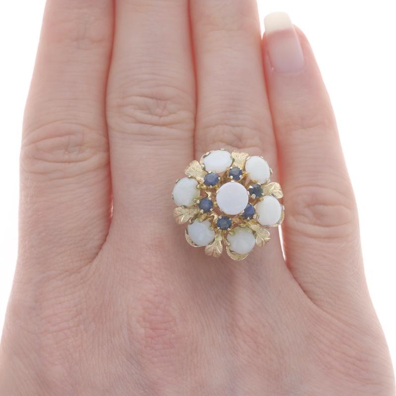 Gelbgold Opal Saphir Cluster Cocktail-Ring 8k Runder Cabochon 3,01 ctw Blume (Rundschliff)