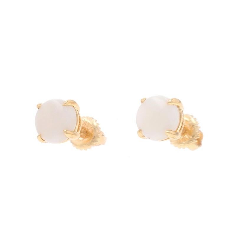 Taglio rotondo Orecchini a perno in oro giallo con opale - Orecchini a vite forati in oro giallo 14k con cabochon rotondo di .74ctw in vendita