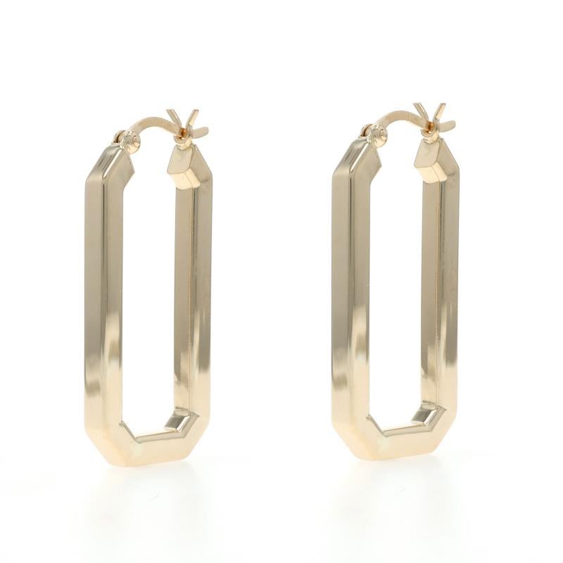 Contenuto del metallo: Oro giallo 14k

Stile: Cerchio ovale angolato
Tipo di chiusura: Chiusura a scatto

Misure

Alto: 1 9/32