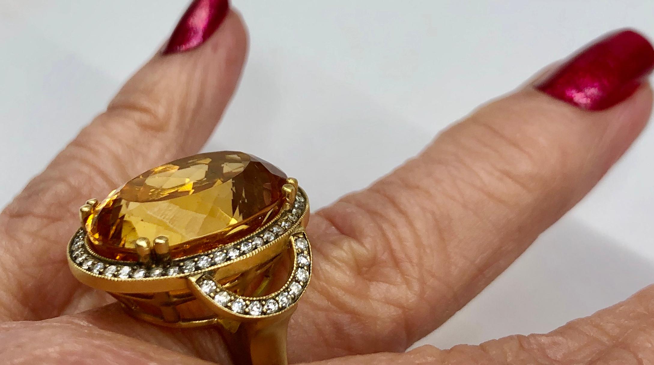 Oval Citrine and Diamond Ring in 18K Gold In Good Condition In Houston, TX