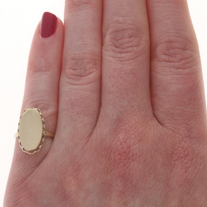 Bague chevalière en or jaune ovale gravable 10k cadre festonné Excellent état - En vente à Greensboro, NC